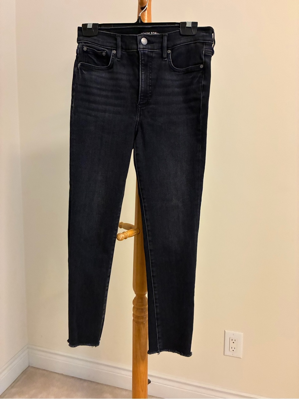 Aritzia Denim Forum Straight Leg raw hem cropped Jeans in Washed Black